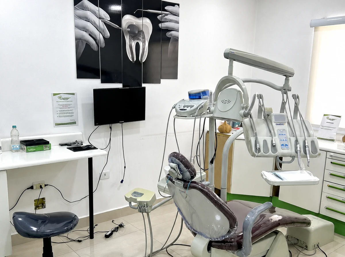 Atendimento odontológico em consultório equipado